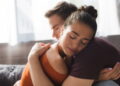 Les bienfaits du contact physique dans une relation amoureuse