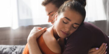 Les bienfaits du contact physique dans une relation amoureuse