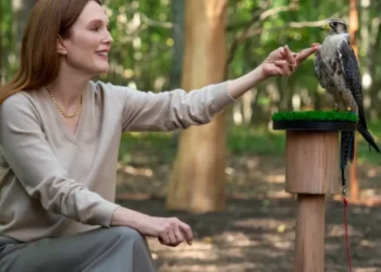 Sirens: la data d'uscita e le prime immagini della miniserie Netflix con Juliane Moore