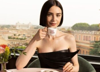 Emily in Paris 5: le riprese iniziano a Roma. Lily Collins svela il primo selfie dal set