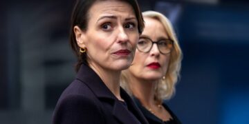 Hostage: teaser trailer e data d'uscita della miniserie Netflix con Suranne Jones e Julie Delpy