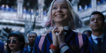Mercoledì - Emma Myers racconta il peggior bacio dato sul set: "È stato imbarazzante e sgradevole, ci colava il naso"