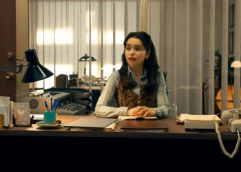 Ponies: le prime immagini della serie Peacock con Emilia Clarke